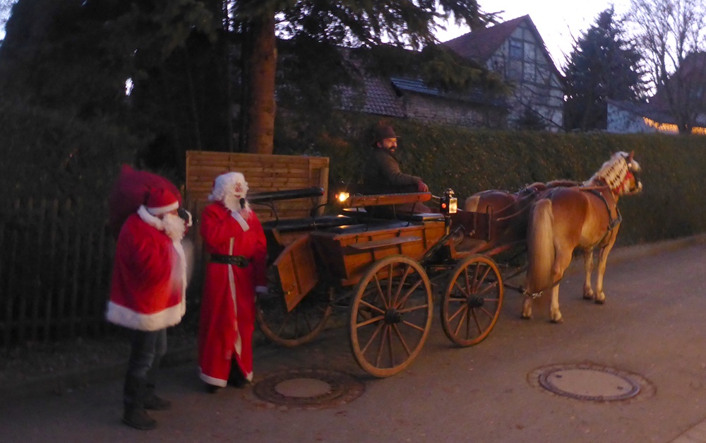 Weihnachtsmann in Pferdekutsche